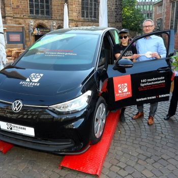 Übergabe des VW ID.3 durch Herrn Deichmann und Frau Fugger von der Spielbank Bremen an die Gewinnerin Hanna Proetzel (links).