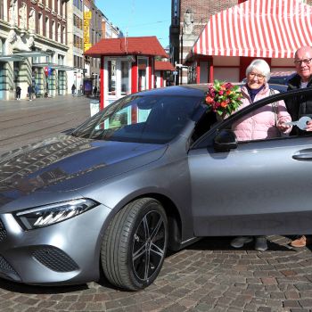 Übergabe der Mercedes A-Klasse durch Dietmar Hoppe (Geschäftsführer der Bürgerpark-Tombola) an die Gewinnerin Anita Eggert (links).