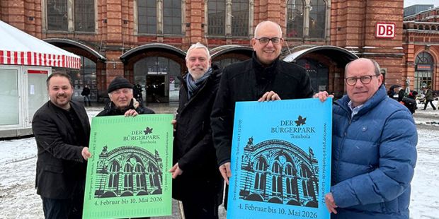 Das neue Losmotiv „Der Bremer Hauptbahnhof“ (v.l.n.r.): Gunnar Sgolik (1. Vorsitzender Förderverein Stadtgarten Vegesack e.V.),  Christof Steuer (1. Vorsitzender Knoops Park e.V.), Tim Großmann (Direktor Bürgerpark), Dr. Andreas Bovenschulte (Bürgermeister), Dietmar Hoppe (Geschäftsführer Bürgerpark-Tombola). Foto: Simone Tückmantel