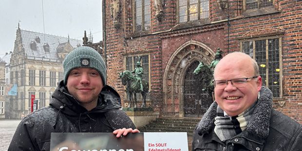 Gewinnübergabe 1. Hauptgewinn Tombola 2026 Links: Fabian Spangenberg, Gewinner Rechts:  Malte Gratenau, Sparkasse Bremen, Foto: Martin Rospek
