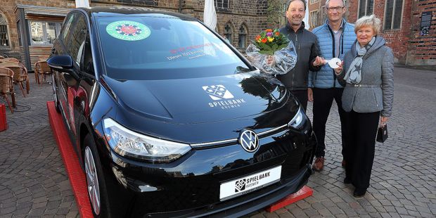 V.l.n.r.: Oliver Beenken, Gewinner, Sven Deichmann, Spielbank Bremen, Christine Fugger, Spielbank Bremen, Foto: Martin Rospek
