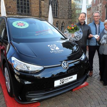 V.l.n.r.: Oliver Beenken, Gewinner, Sven Deichmann, Spielbank Bremen, Christine Fugger, Spielbank Bremen, Foto: Martin Rospek
