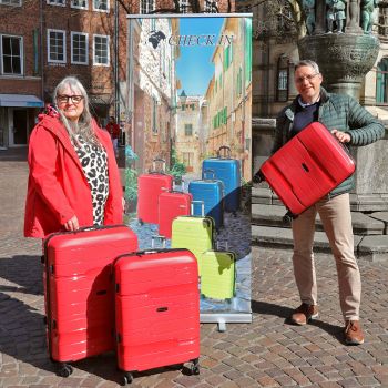 Übergabe des 3-teiligen Trolley-Sets durch den Sponsor "Inspirion" (vertreten durch Alexander Oetken, rechts) an die Gewinnerin Silke Janicki (links).