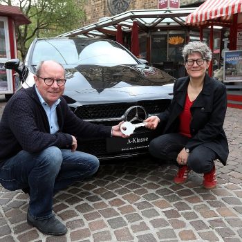 Übergabe des Mercedes-Benz A180 durch Dietmar Hoppe (Geschäftsführer der Bürgerpark-Tombola, links) an die Gewinnerin Simone Schnase (rechts).